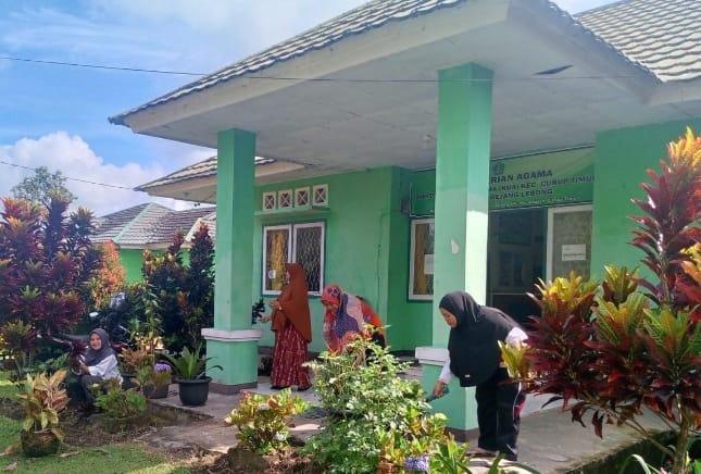 Tingkatkan Semangat Kebersamaan Kantor, KUA Curup Timur Rutinkan Gotong Royong