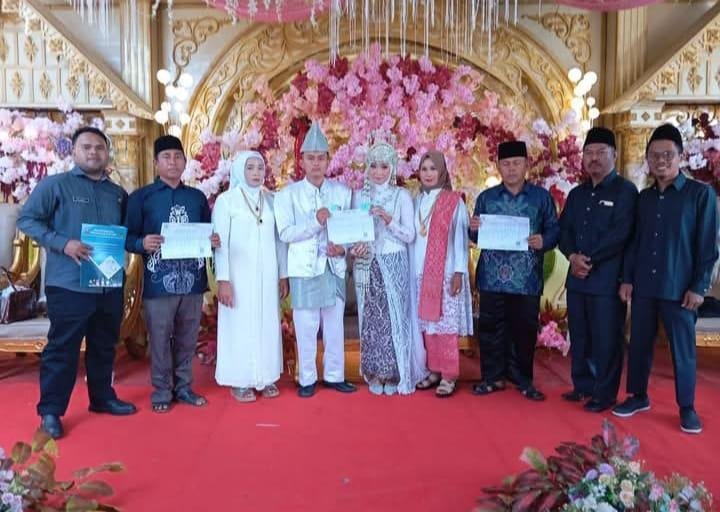 Kolaborasi KUA Sindang Kelingi dan Dukcapil Rejang Lebong: Buku Nikah, KK, KTP, dan Kartu Nikah Diserahkan Langsung Usai Akad di Desa Cahaya Negeri