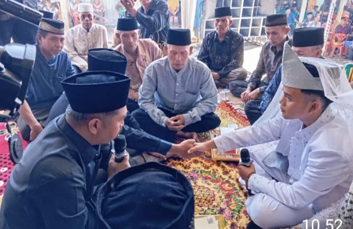 Kepala KUA Sindang Kelingi Turun Langsung Pandu Pernikahan di Desa Cahaya Negeri