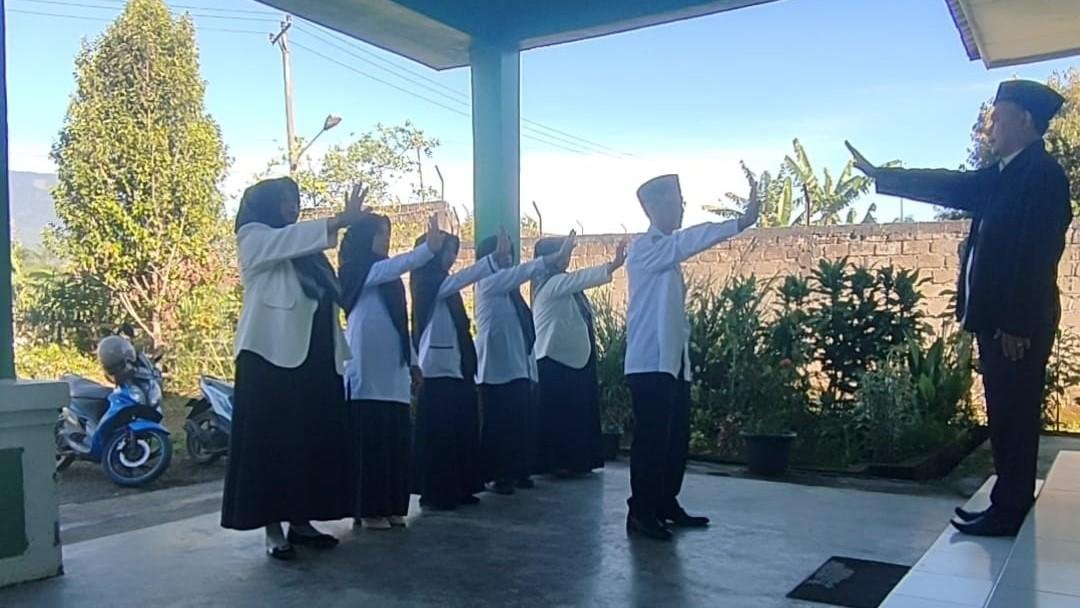 Apel Rutin Hari Senin, Kepala KUA Bermani Ulu Raya Anjurkan Pemakaian Seragam KORPRI Setiap Tanggal 17