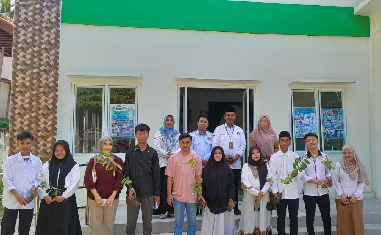 Dukung Asta Protas: KUA Tilamuta Bagikan Bibit Pohon kepada Catin