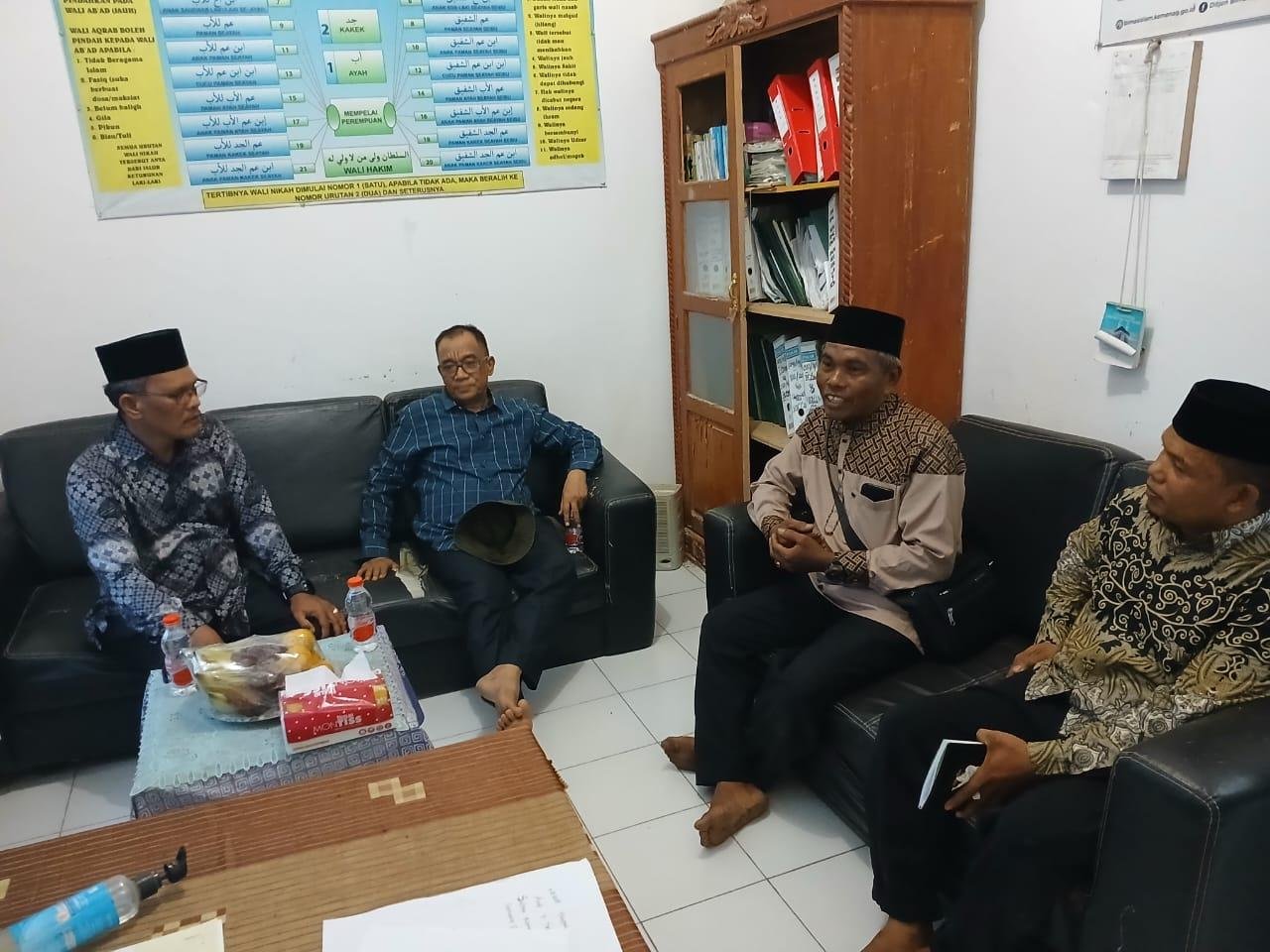 Kakan Kemenag Kabupaten Mandailing Natal Tekankan Profesionalitas Kerja Saat Kunjungi KUA Muara Batang Gadis