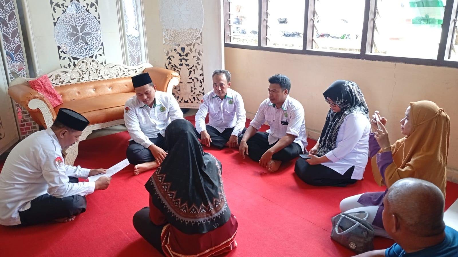 Penghulu KUA Kotarih Menuntun Pengucapan Dua Kalimat Syahadat