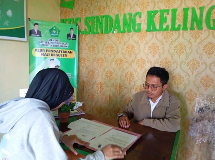 KUA Sindang Kelingi Mekakukan Pelayanan Cepat dan Humanis Kepada Masyarakat yang Mengurus Surat Keterangan Belum Menikah untuk Mengikuti Tes TNI