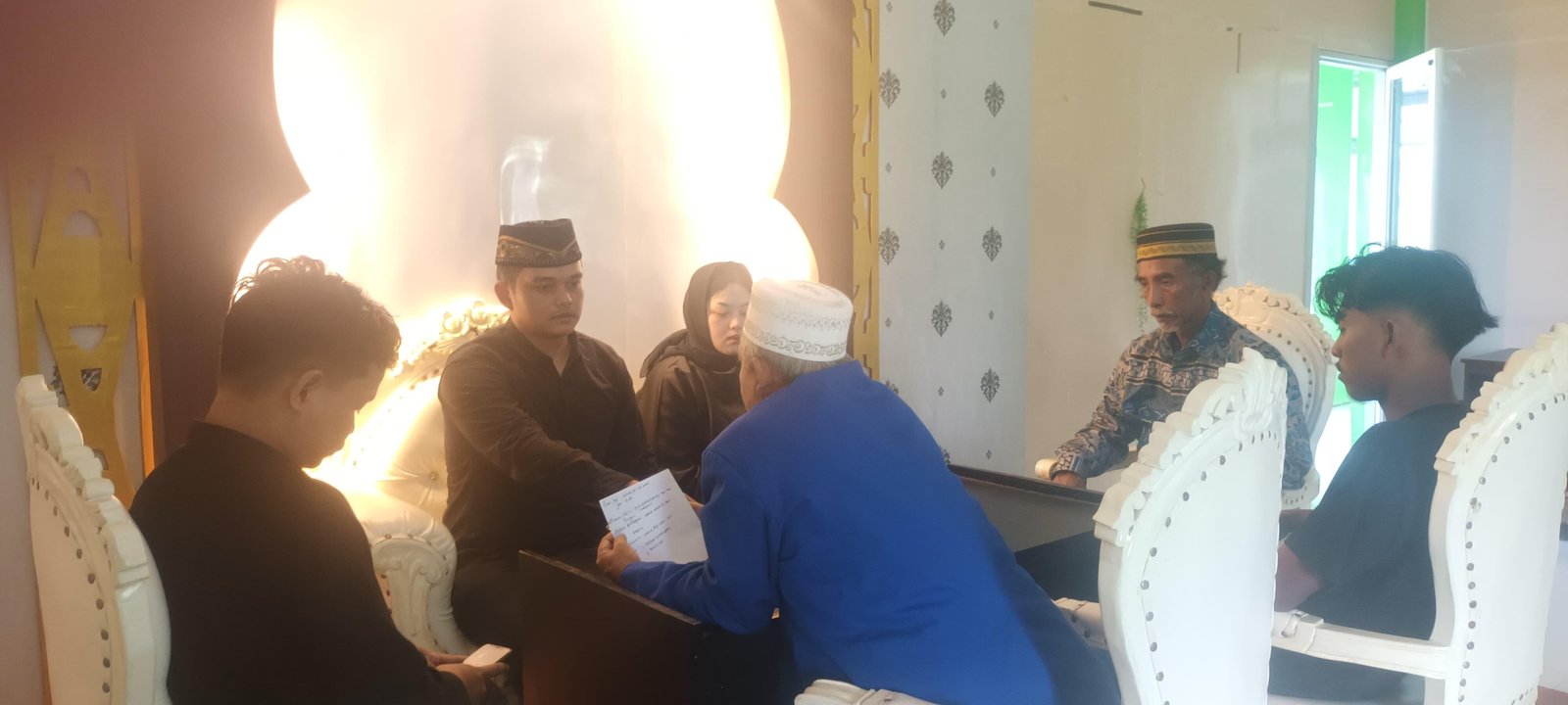 Catin Kesurupan Saat Pembacaan Wasilah oleh Penghulu KUA Distrik Aimas di Balai Nikah