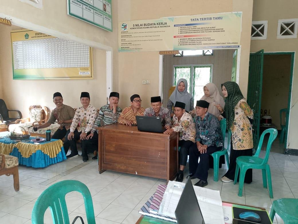 Kepala KUA Binduriang Bimbing Langsung ASN dalam Penyusunan SKP