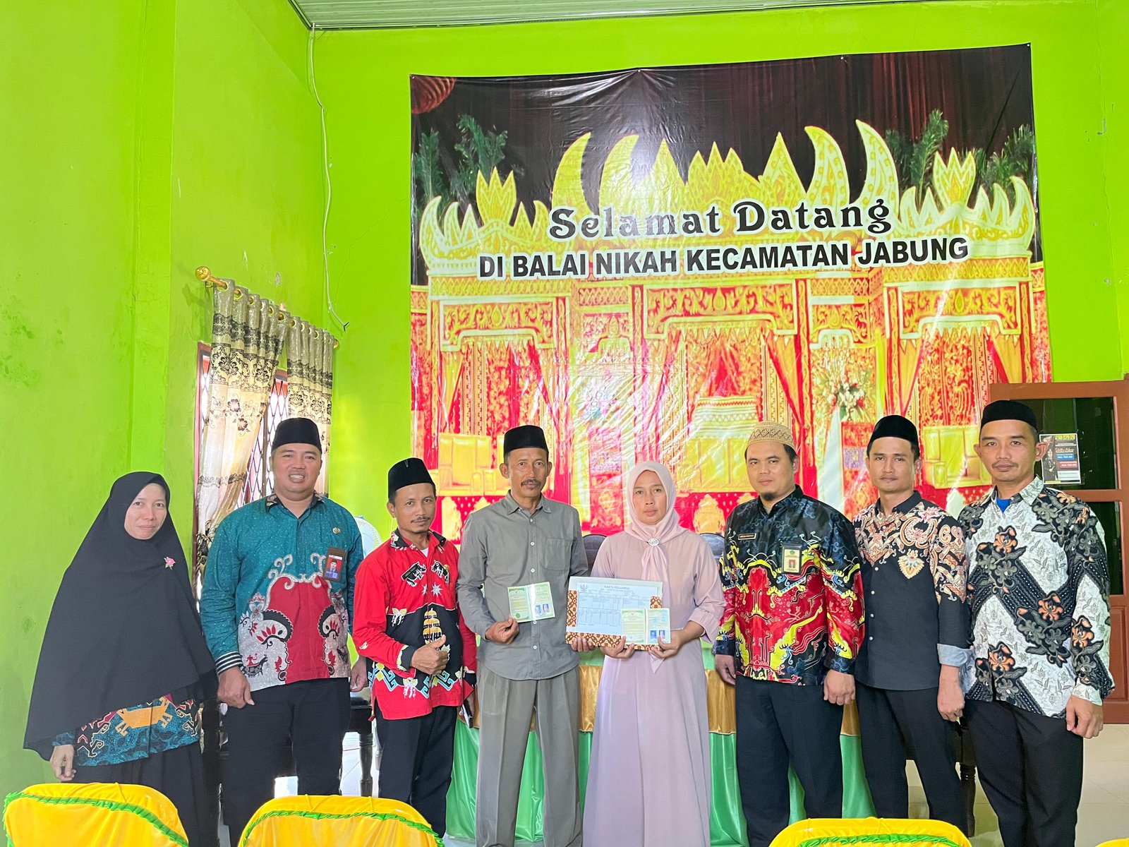 KUA Jabung ucapkan, Akhirnya Sah ! 30 Tahun Penantian Marsudi dan Suyanti Akhirnya Genggam Buku Nikah