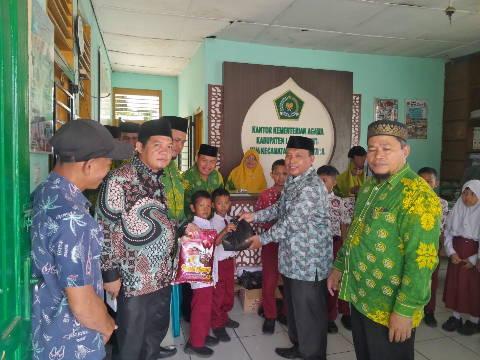 Inovasi Lewat Tabung Infaq, KUA Rantau Utara Berikan Santunan Kepada Yatim