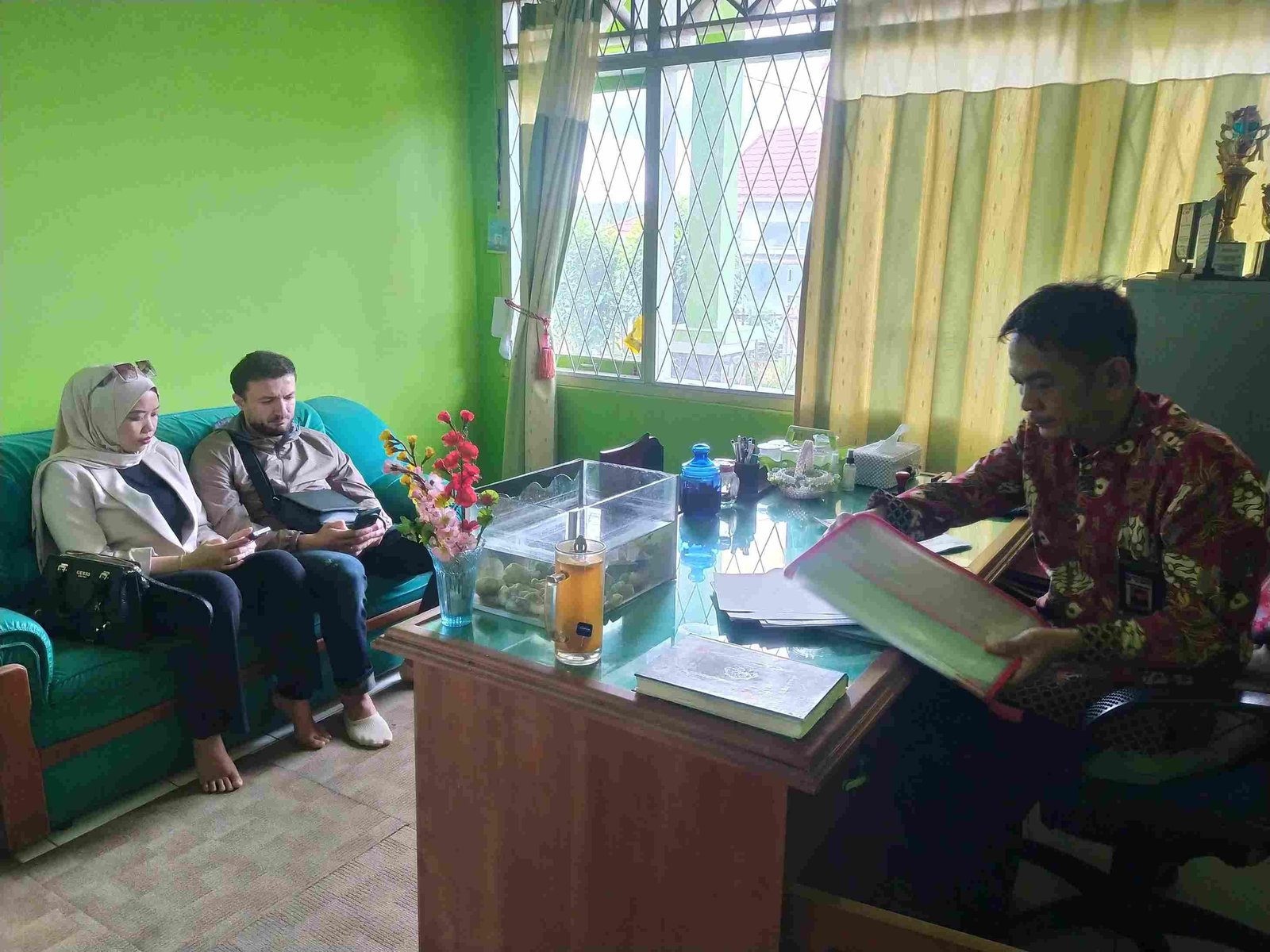 Kepala KUA Bermani Ulu Terima Konsultasi Calon Pengantin Warga Negara Albania