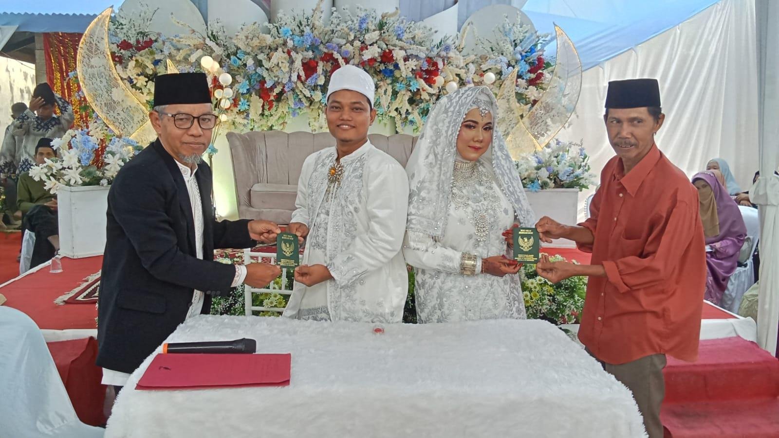 Penghulu Muda KUA Payung Sekaki Pimpin Pelaksana Akad Nikah Adela & Aprisal