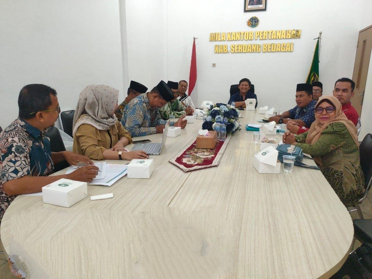 KUA Teluk Mengkudu Koordinasi Sertifikasi Tanah Wakaf Bersama BPN Serdang Bedagai