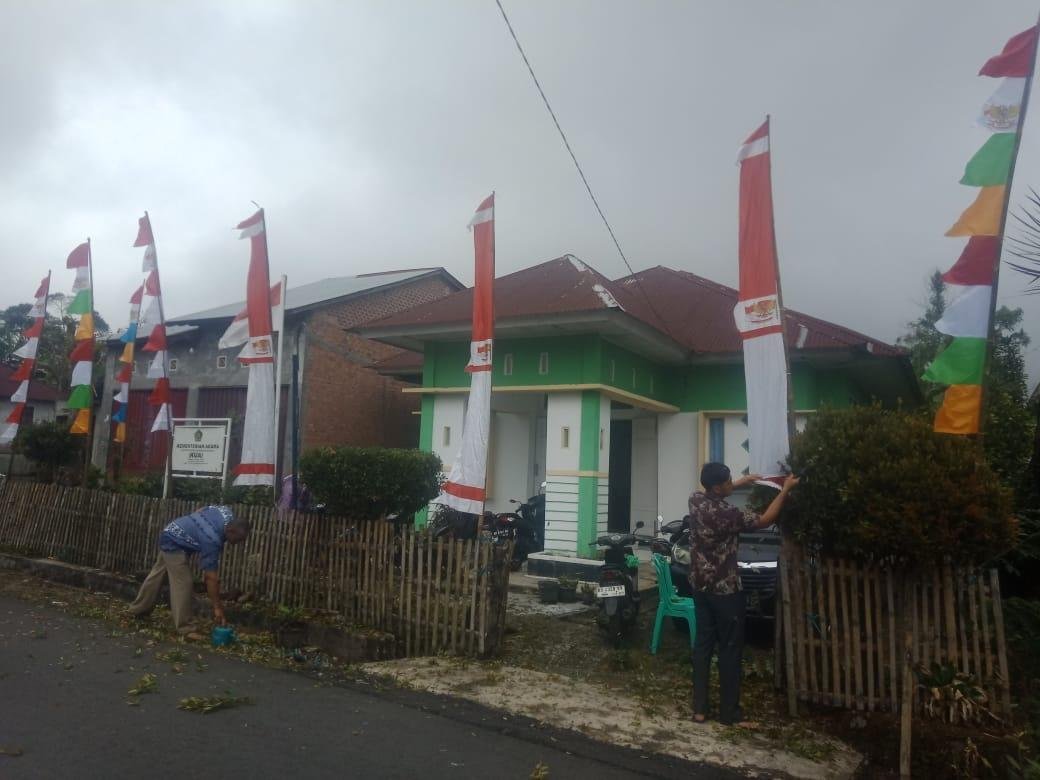 Meriahkan Kemerdekaan, KUA Sindang Dataran Pasang Umbul-Umbul Jelang HUT RI ke-80