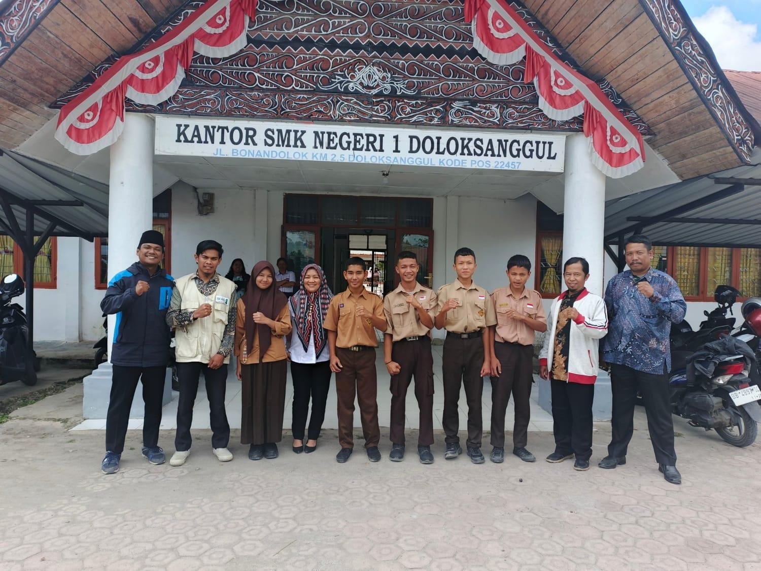 KUA Dolok Sanggul Kalibrasi Arah Kiblat di SMK Negeri 1 Dolok Sanggul 