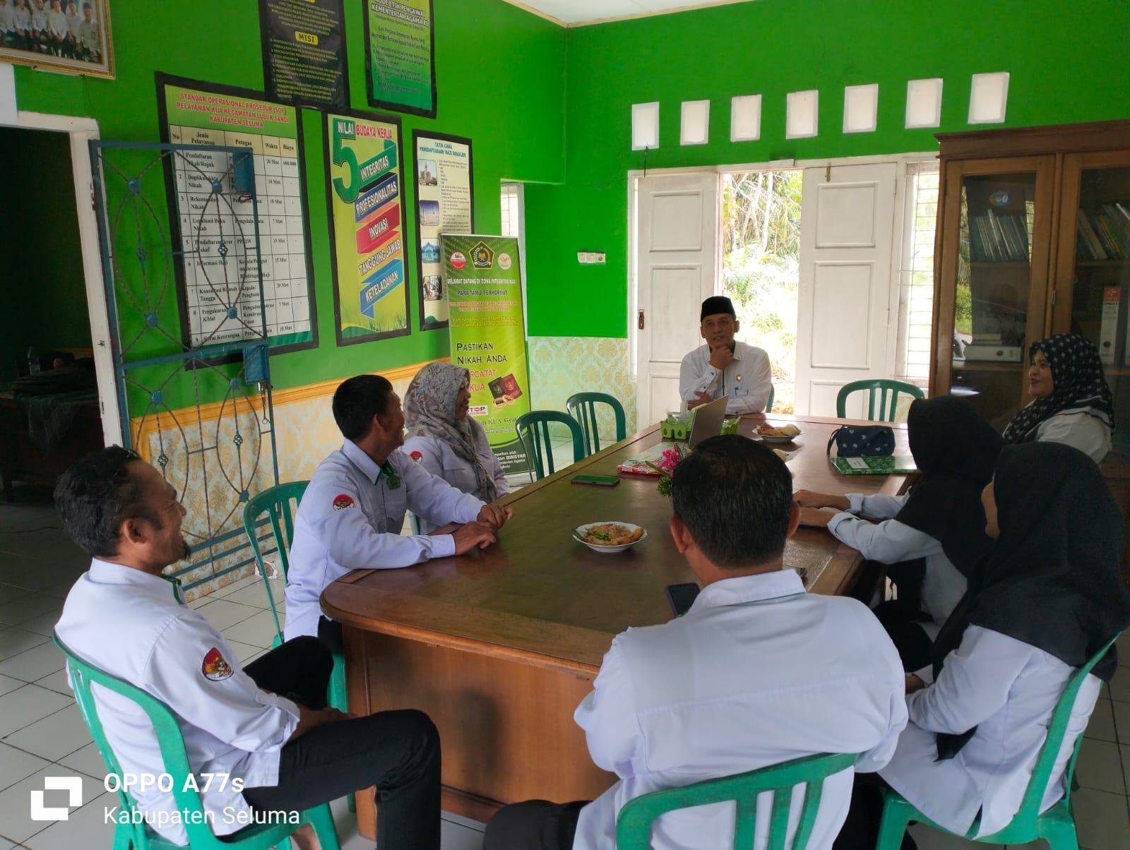 Kepala Kantor Kementerian Agama Kabupaten Seluma Monev ke KUA Lubuk Sandi