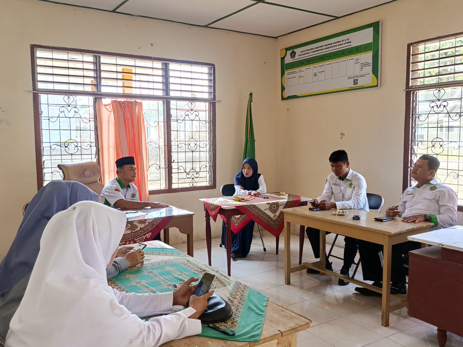 KUA Tuhemberua Gelar Rapat Evaluasi Kerja Bulanan: Komitmen Tingkatkan Kinerja dan Pelayanan