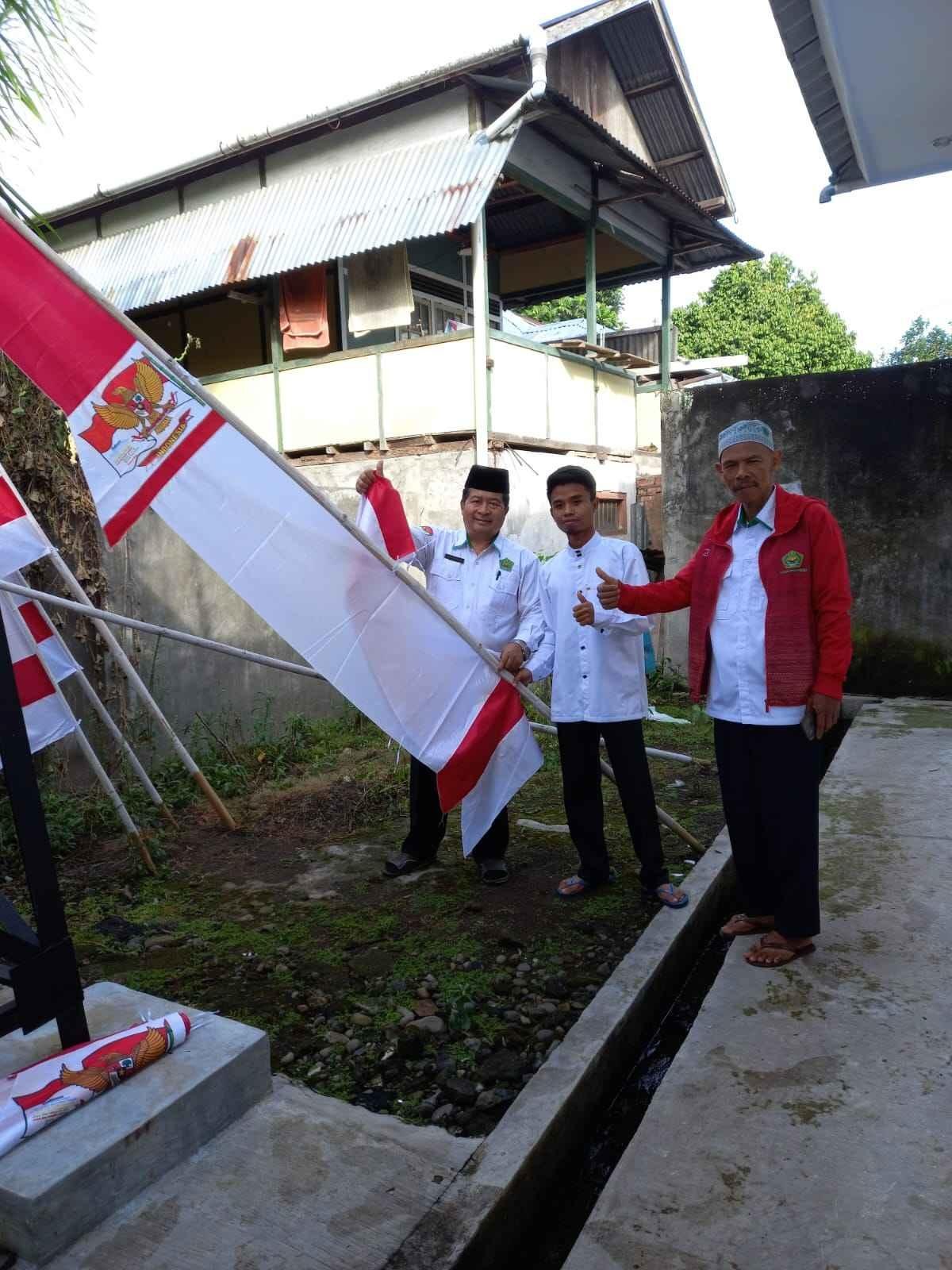 KUA Kecamatan Curup Semarakkan HUT ke-80 RI dengan Pemasangan Umbul-Umbul dan Ajak Pegawai Ikut Berpartisipasi dalam Perlombaan