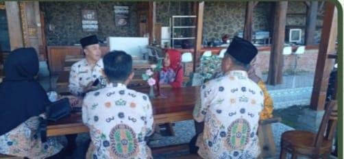 Kepala KUA Sindang Kelingi Dampingi Kasi Bimas Islam Survei dan Nego Lokasi Kegiatan Kampung Moderasi Beragama di Xiao Lake
