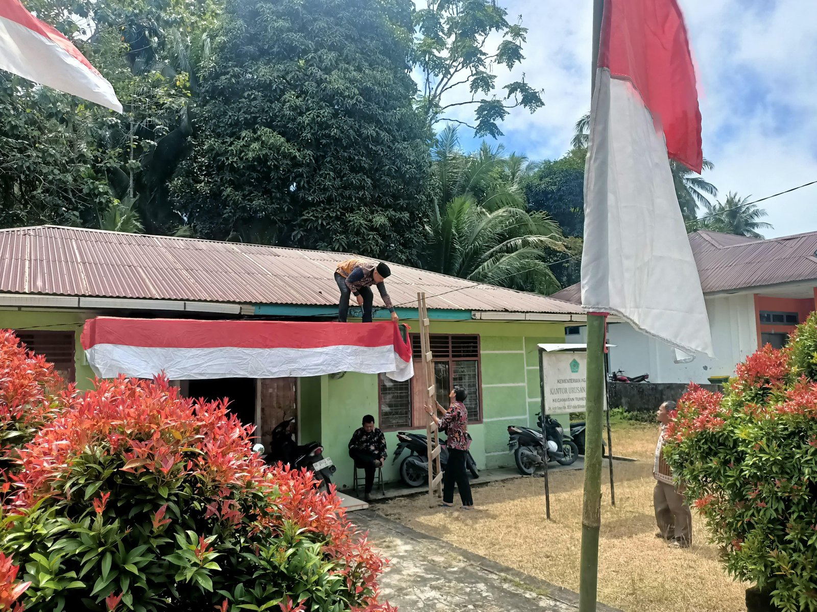 Sambut HUT RI ke-80, Pegawai KUA Tuhemberua Gelar Gotong Royong dan Hiasi Kantor dengan Merah Putih