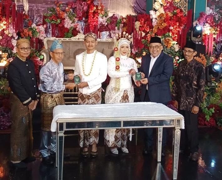 Penghulu KUA  Payung Sekaki Pimpin Akad Nikah Gunakan Melayu Lengkap 