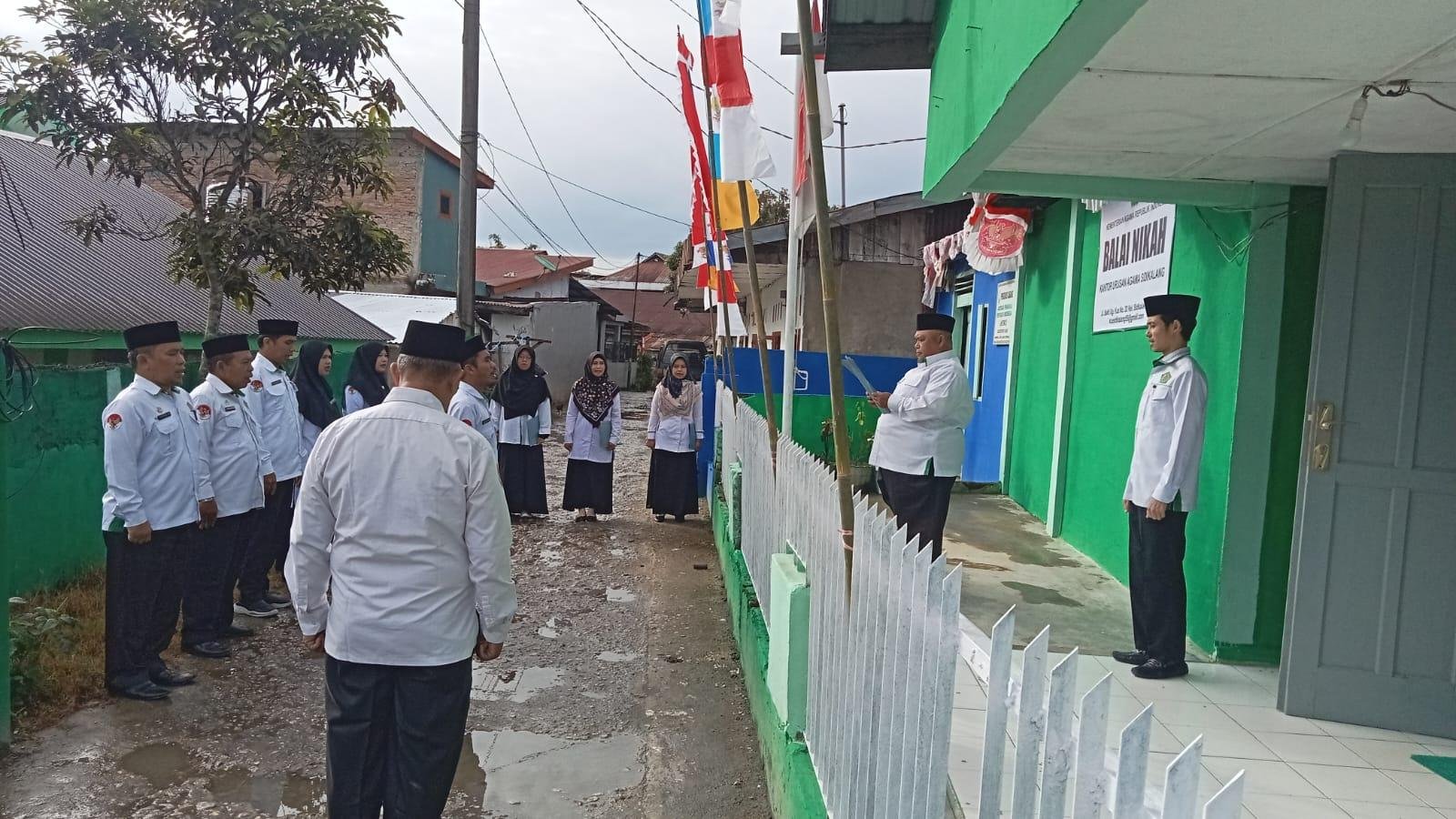 Pembina Tekankan Pentingnya Nilai-Nilai Keteladanan dalam Apel Pagi Jajaran KUA Sidikalang