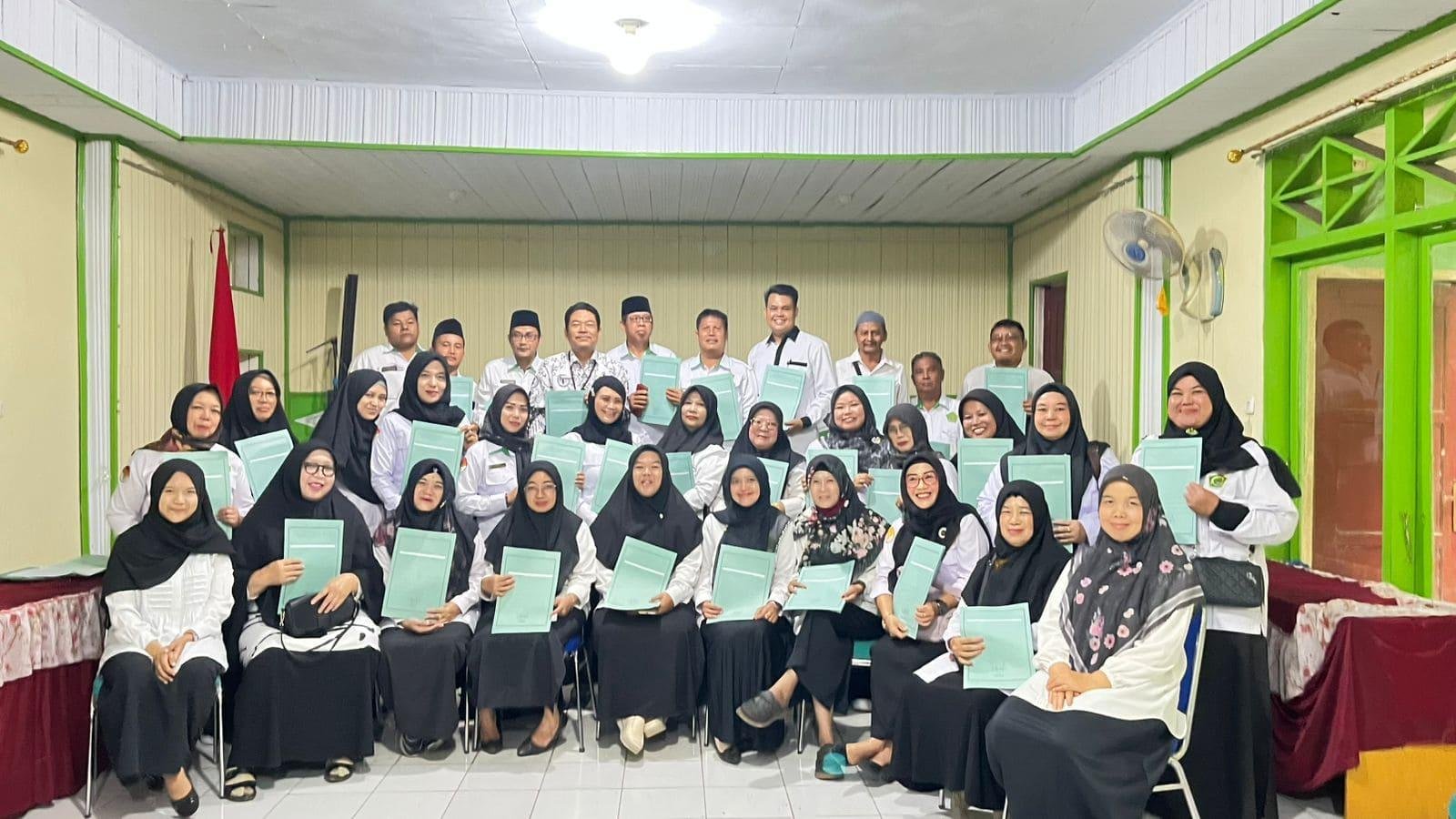 Tiga Staf KUA Curup Terima SK Jabatan Pelaksana, Penyesuaian Nomenklatur Jadi Momentum Tingkatkan Kinerja