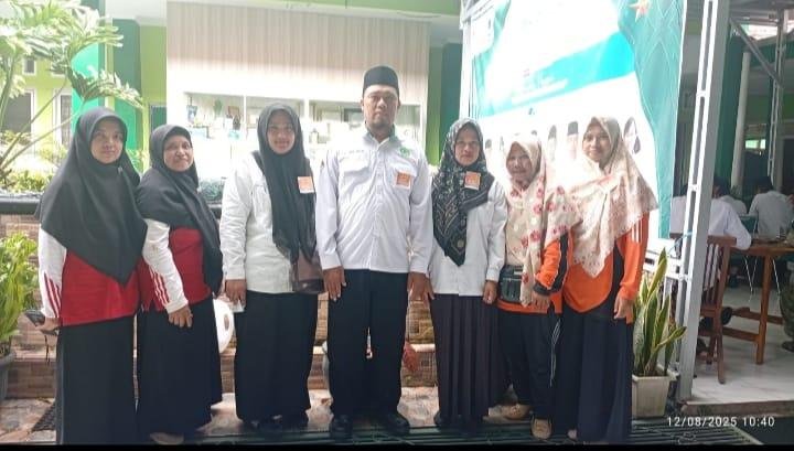 KUA Sindang Kelingi Tunjukkan Kekompakan di Lomba Pantun & Tebak Gambar HUT RI ke-80