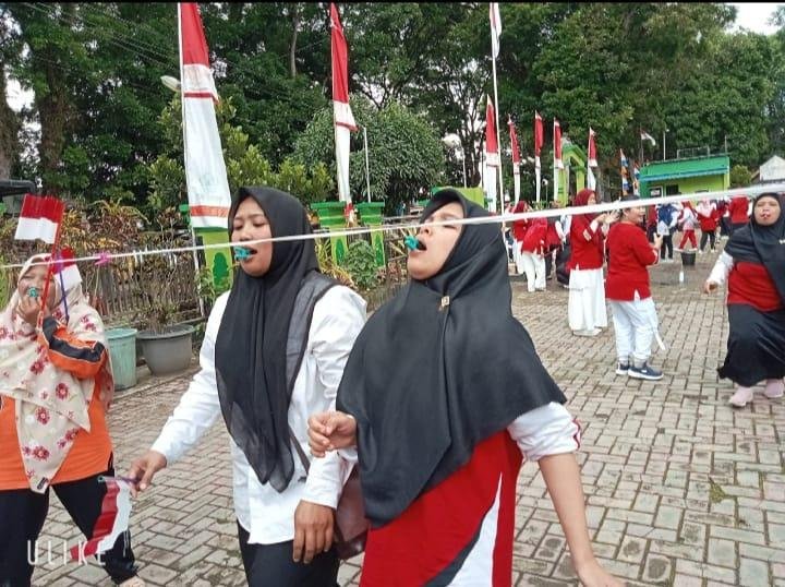 Semangat Tak Terbendung! DWP KUA Sindang Kelingi Tampil Kompak di Lomba Unik HUT RI ke-80