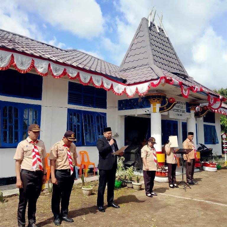 Penghulu KUA Sawo Pimpin Doa HUT Gerakan Pramuka Ke-64 di Kantor Camat Sawo