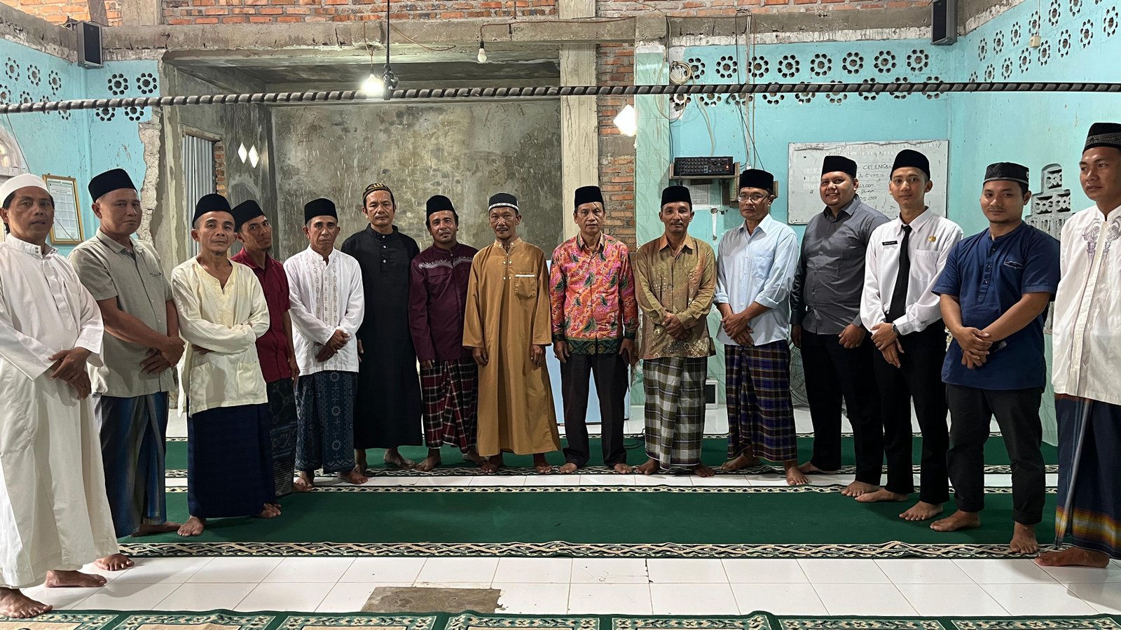 KUA Sawo Gelar Safari Jumat dan Serahkan Bantuan Dana Pembangunan Masjid Jami’ Al-Huda Bulunio Desa Hiliduruwa