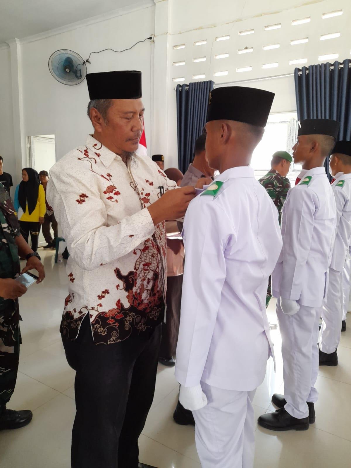 Wakil Ketua APRI Sumut Sematkan Pin pada Calon Paskibraka Kecamatan Selesai