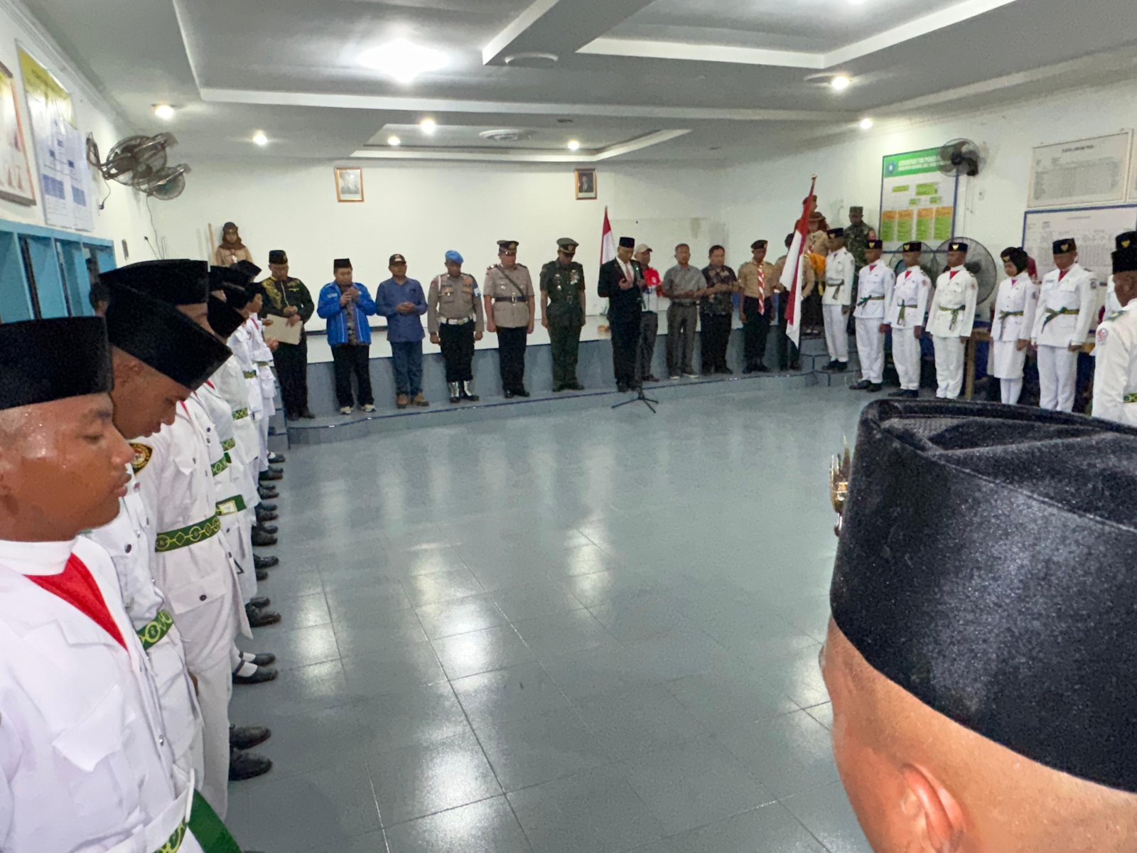 Ka.KUA Hamparan Perak Pimpin Doa Pada Acara Pengukuhan Paskibra Kecamatan