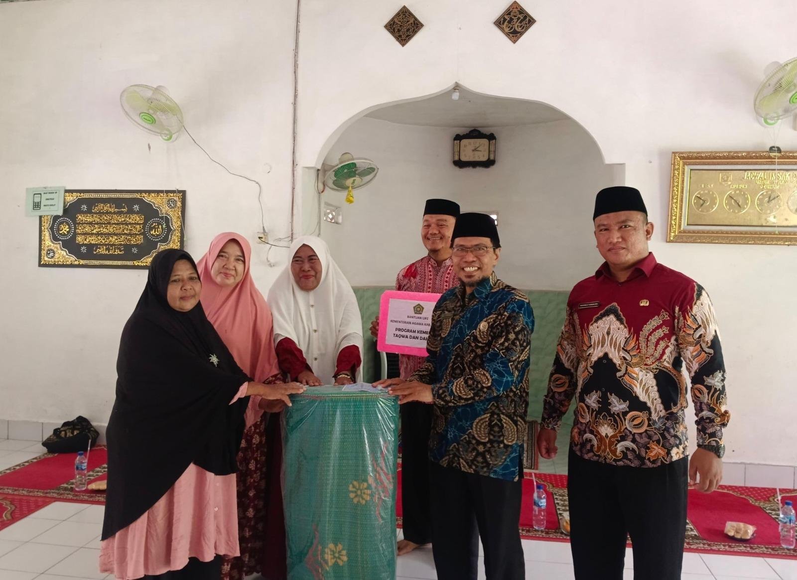 KUA Kisaran Barat Serahkan Bantuan Tikar dari UPZ Kemenag Asahan ke Majelis Ta’lim Nurul Ikhlas