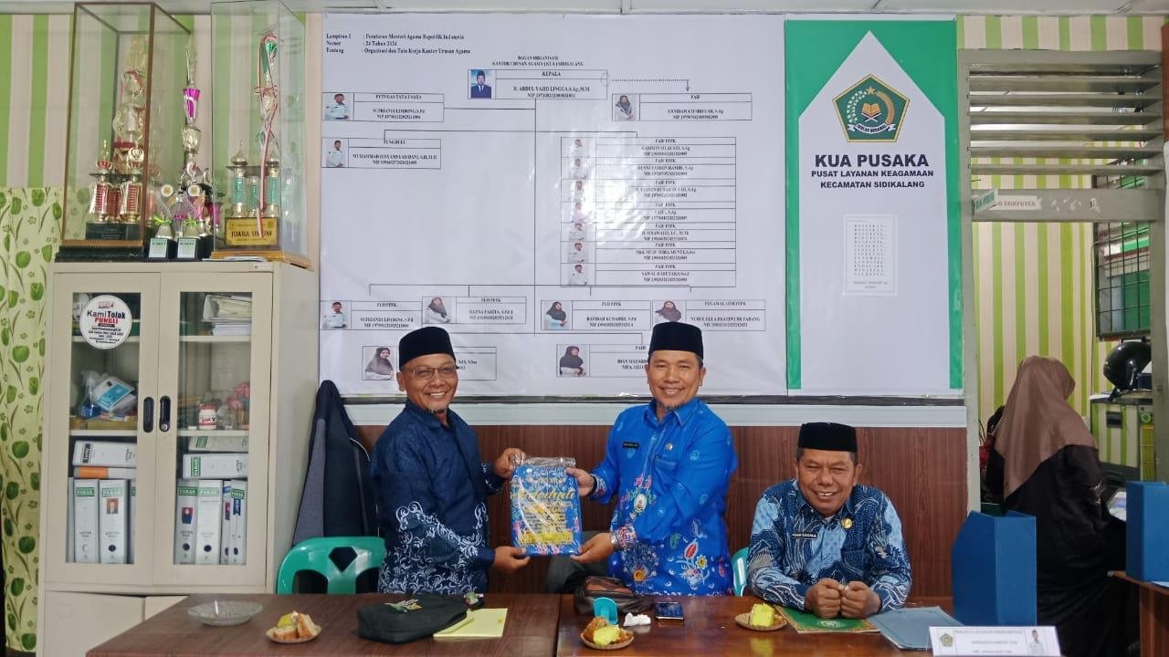 Kepala KUA Sidikalang Serahkan Secara Simbolis Batik APRI, Wujud Penguatan Organisasi Profesi Kepenghuluan