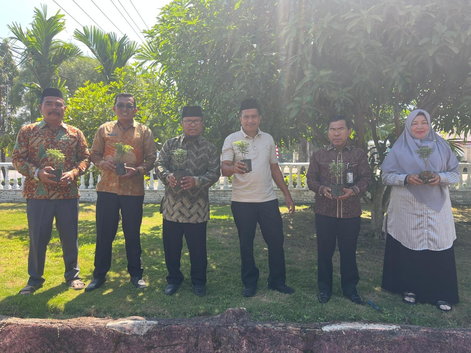 KUA Kecamatan Lima Puluh Gelar Penanaman Pohon, Wujudkan Spirit Ekoteologi