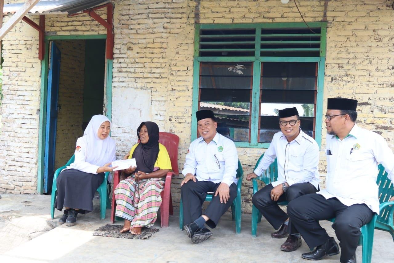 KUA Kisaran Timur dan Kemenag Asahan Salurkan Bantuan Untuk Warga Terdampak Penyakit Stroke