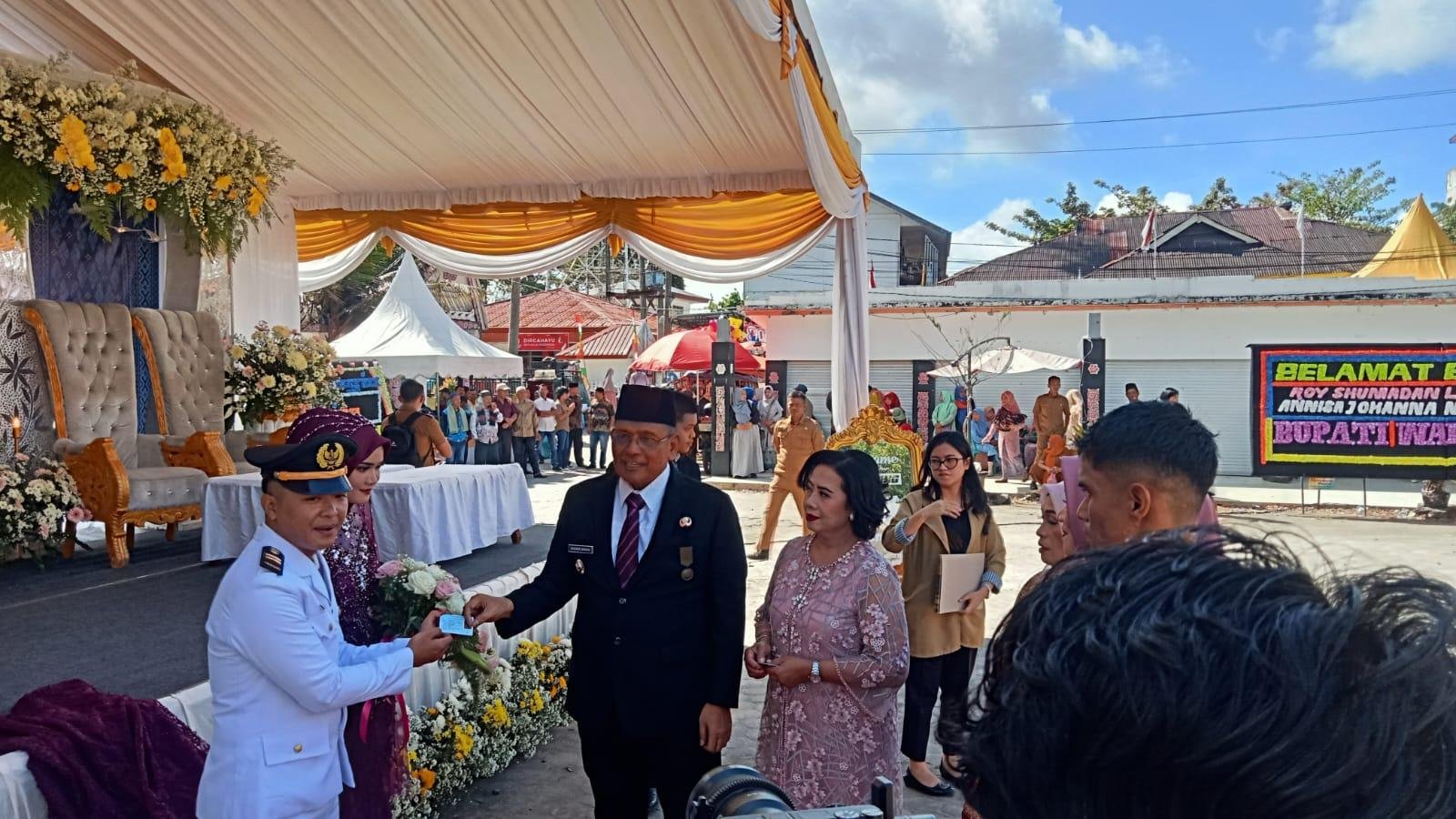 Disaksikan Bupati Dairi, Ka KUA Sidikalang Serahkan Adminduk Bagi Pengantin Baru Hasil Program Perkebbas