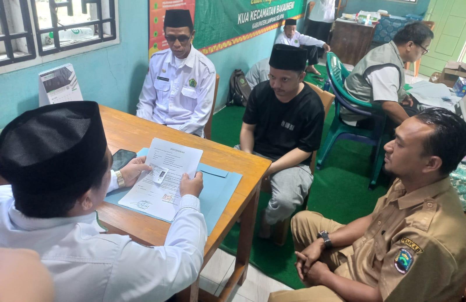 Ahmad Yohanes Calvin Manulang Resmi Memeluk Islam di KUA Bakauheni