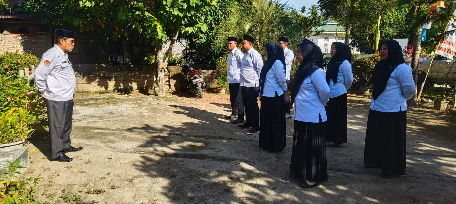 Plt. Kepala KUA Bandar Khalifah Tekankan Disiplin, Bijak Bermedsos, dan Penguatan Tim Kerja