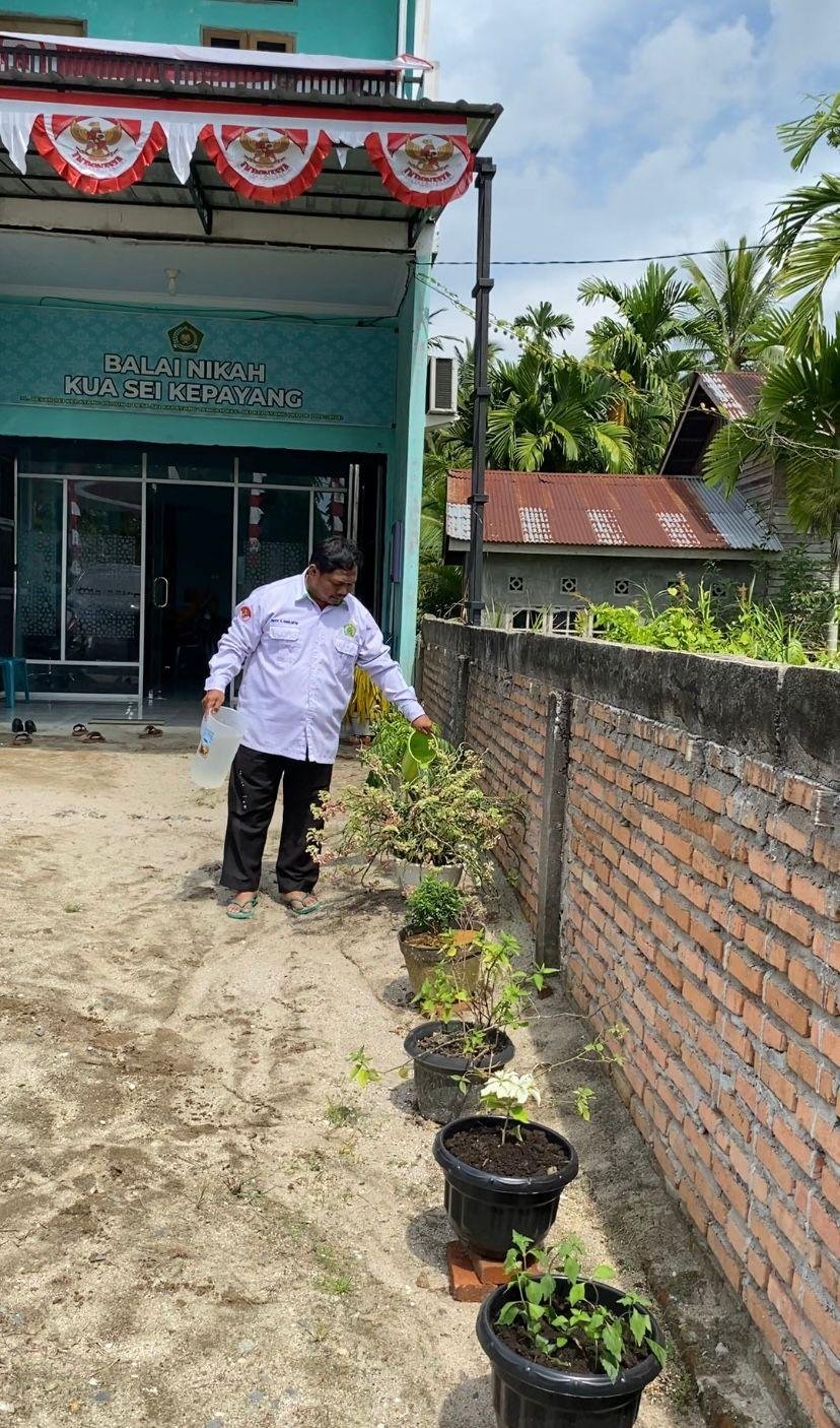 Praktik Ekoteologi di KUA Sei Kepayang: Menanam Bunga, Merawat Lingkungan dengan Iman