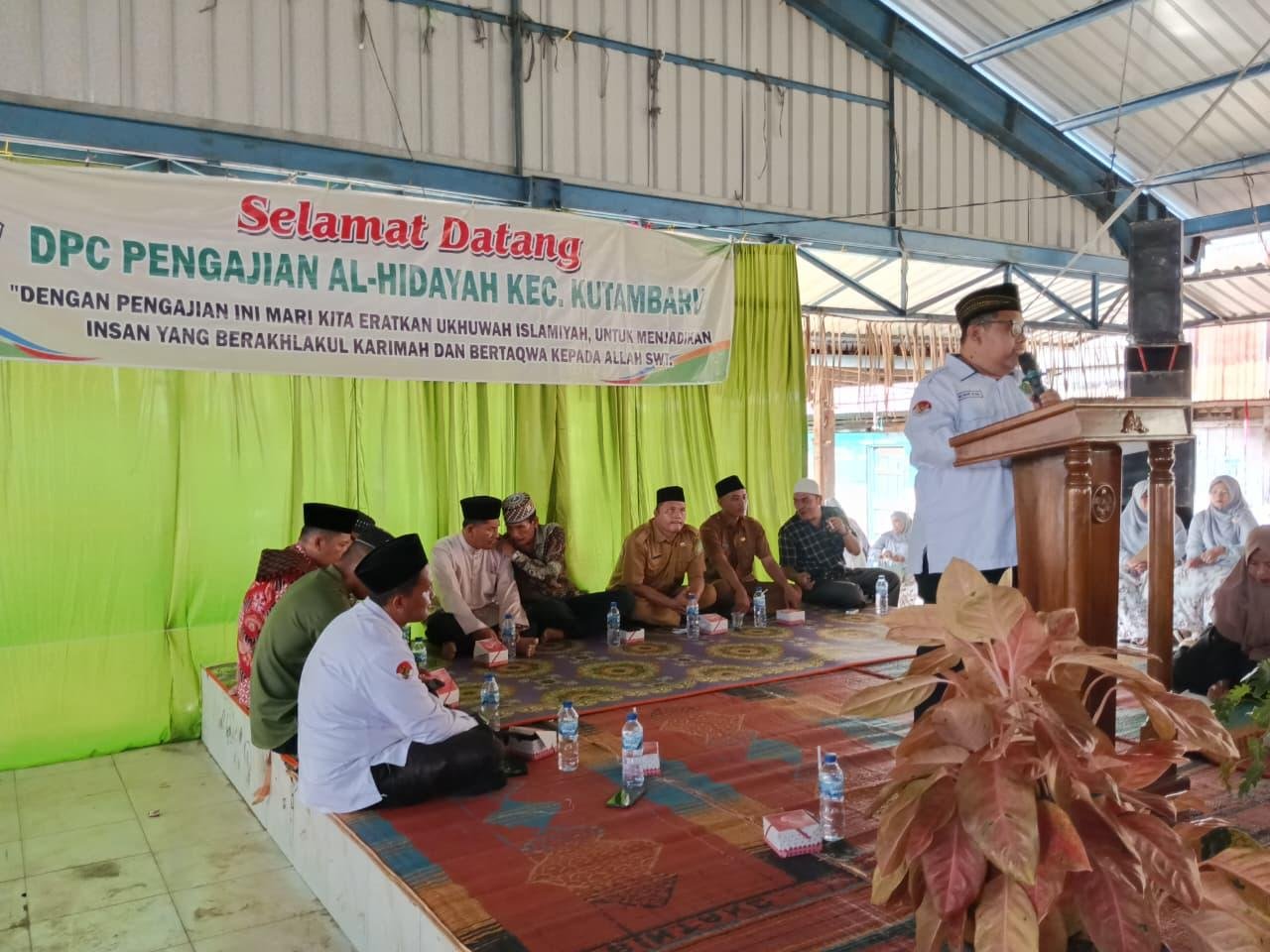 Kepala KUA Kecamatan Kutambaru Sampaikan Sambutan pada Pengajian Al-Hidayah