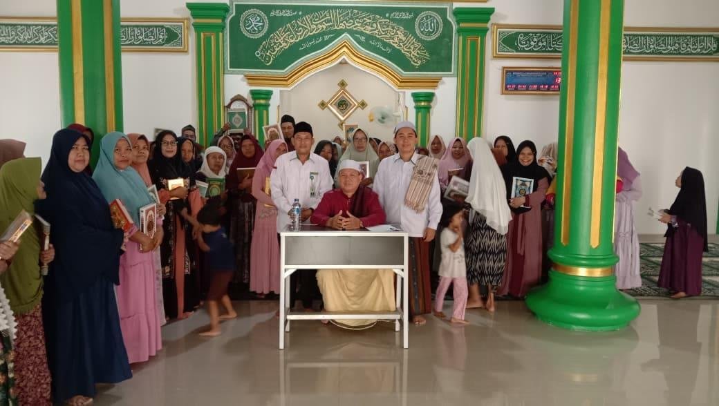 Kepala KUA Kecamatan Gerogol Laksanakan Penyerahan Al-Qur’an kepada Majelis Taklim Ibadussolihin