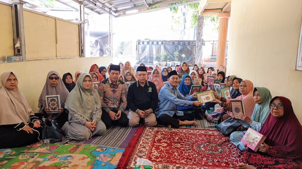 Untuk Sekian Kalinya, Kepala KUA Kecamatan Gerogol Serahkan Al-Qur’an kepada Majelis Taklim Al-Bagdadi di Lingkungan Mesigit Kota Cilegon
