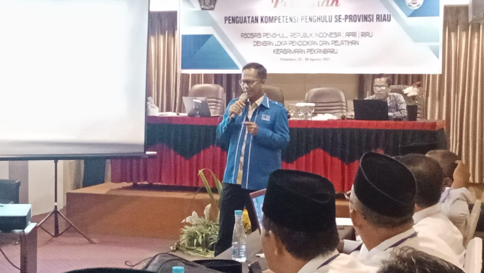 Ketua APRI Riau Sampaikan Materi EValuasi Kinerja Penghulu
