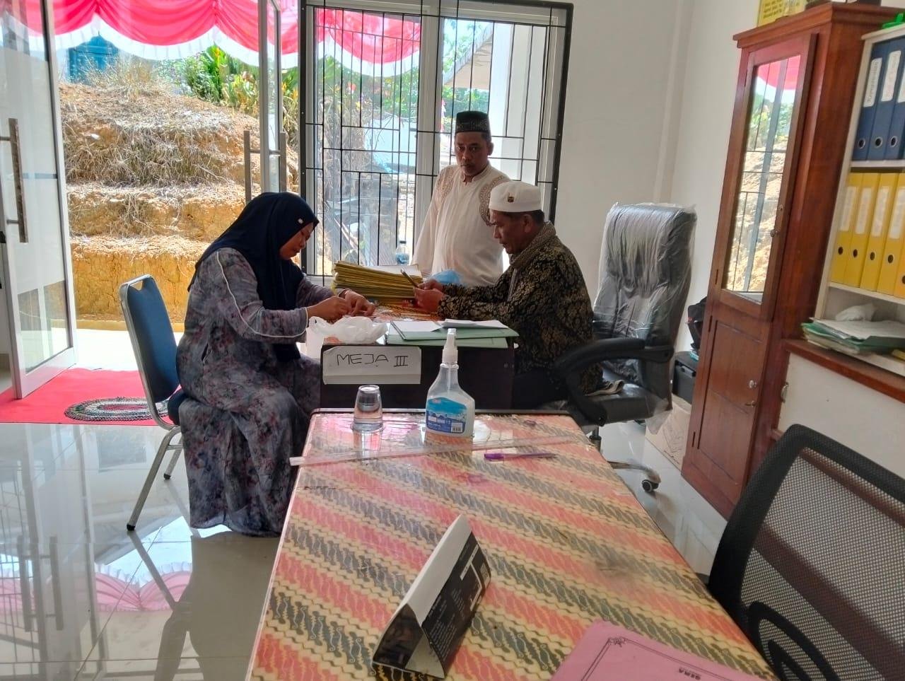 Ka. KUA Lingga Bayu Pantau Pelaksanaan Pemberkasan Paspor dan Visa Calon Jamaah Haji
