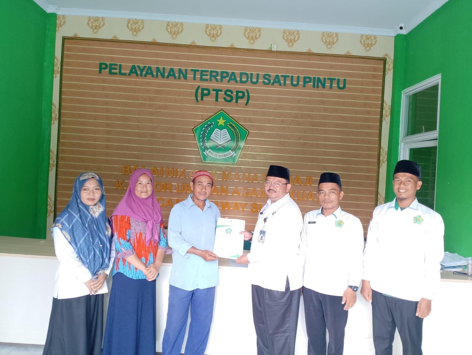 Kepala KUA Way Sulan Serahkan Sertifikat Halal kepada Pelaku UMKM Desa Mekarsari