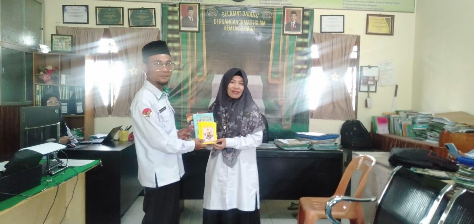 KUA Pegagan Hilir Terima Bantuan Buku Panduan Keagamaan, Tingkatkan Literasi Umat