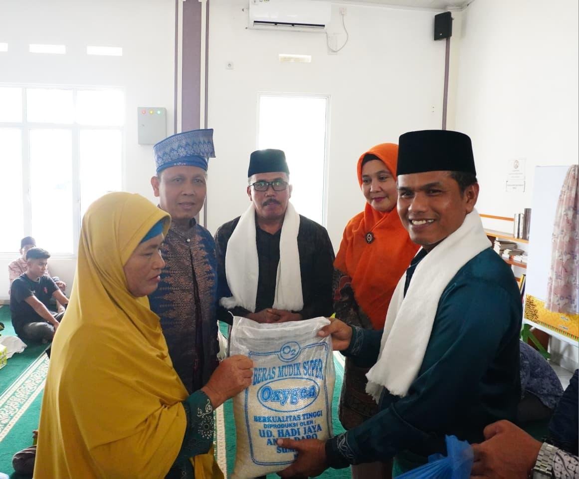 Ka. KUA Rumbai Salurkan Bantuan Sembako Kepada Dhuafa