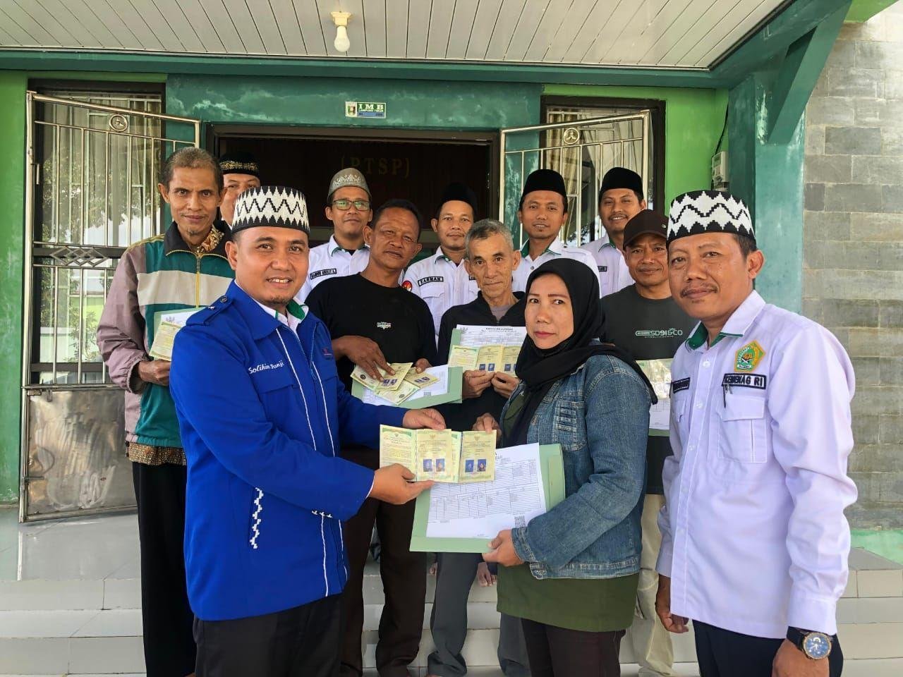 KUA Labuhan Ratu Serahkan Buku Nikah, Negara Hadir Teguhkan Legalitas Keluarga