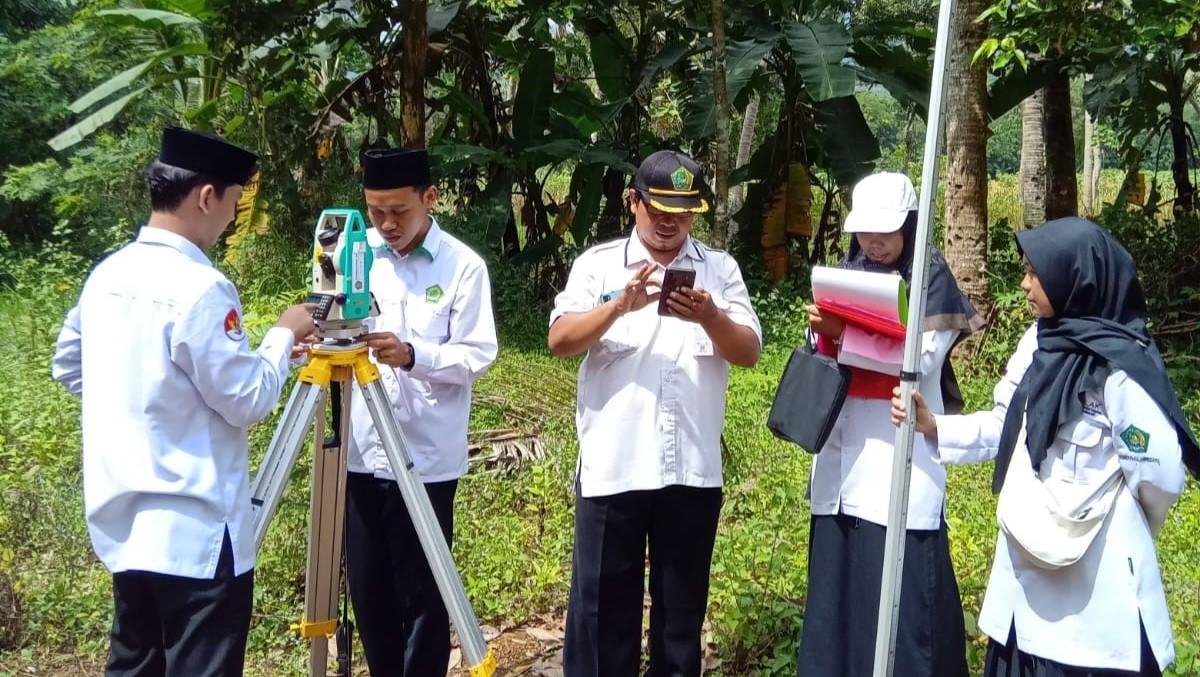  Semangat Luar Biasa! KUA Susukan Ukur Arah Kiblat Makam di Desa Karangjati