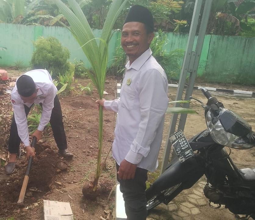 KUA Jabung Tanam Kelapa Genjeh Entok, Wujud Nyata Peduli Lingkungan dan Amal Jariyah